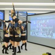 A DEAC cheerleaders-ei bemutatót tartottak a sorsoláson  Fotó: Derencsényi István