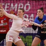 Tamara Haggerty küzdelme  Fotó: MTK Budapest Női Kézilabda
