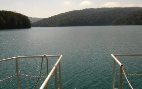 Kozjak-tó a kishajóról
