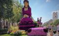 Szinyei Merse Pál Lila ruhás nőfigurája a Fórum virágkocsiján