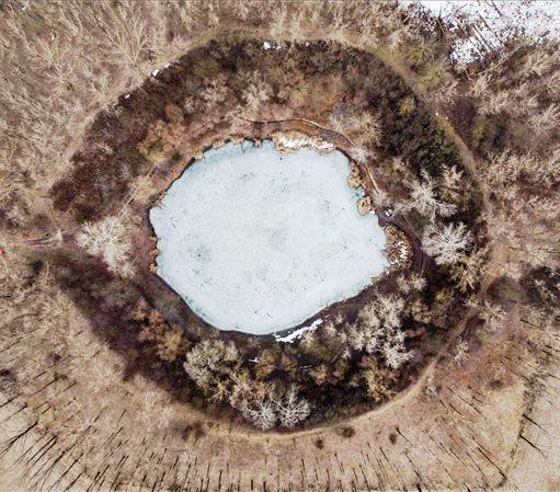 A befagyott nagyhegyesi krátertó   Fotó: Czeglédi Zsolt (MTI)