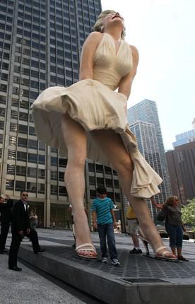 Nyolcméteres alumínium Marilyn Monroe-szobor, amely a színésznőt a Hétévi vágyakozás című Billy Wilder-filmből ismert pózban ábrázolja. A Chicagóban bemutatott szobor csak ideiglenesen volt kiállítva. 