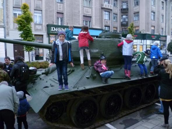 Népszerű a Debrecenben felállított tank, azóta körbe is kerítették