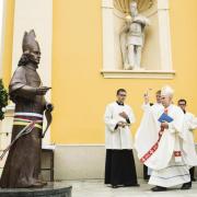Bosák Nándor püspök felavatja Csáky Imre szobrát