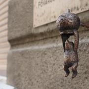 Budapesten legutóbb a mézescsupron lógó Micimackó szobrát adták át  Fotó: Kolodko Art és Elekes Andor