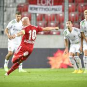 Dzsudzsák Balázsnak sem sikerült gólt szereznie szabadrúgásból  Fotó: DVSC