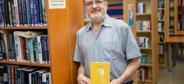 Balázs József Endre és legújabb kötete  Fotó: Kertész László Városi Könyvtár