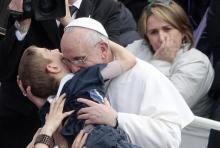 Ferenc pápa az elesettek támogatója is