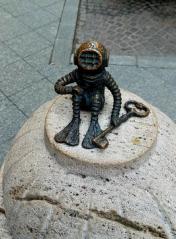 Kolodko Mihály Búvár és a kulcs miniszobra a New York Palota közelében található. A piciny bronzfigura egy tűzcsap tetején ül, és őrzi a mellette lévő kulcsot, amely a New York Kávéházat nyitja.  Fotó: Schindlerné Králl Krisztina